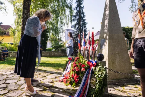 Polaganje vencev k spomeniku &scaron;tirim bazovi&scaron;kim junakom v Pre&scaron;ernovem gaju v Kranju / Foto: Primož Pičulin