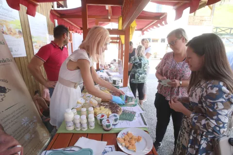 predstavitev lokalno pridelane hrane kmetija Matijovc Podbrezje ravnatelji osnovna &scaron;ola / Foto: Gorazd Kavčič