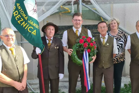 Predstavniki ČZS, ki jih je vodil predsednik Bo&scaron;tjan Noč, ter predsednik in prapor&scaron;čak Čebelarskega dru&scaron;tva Breznica so v sredo skupaj z veleposlanikom RS na Dunaju Aleksandrom Geržino položili venec ob spominsko plo&scaron;čo v dunajskem parku Augarten. / Foto: ČZS