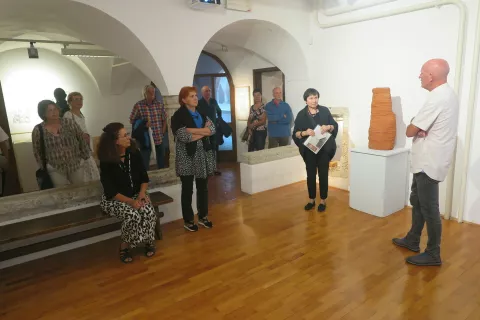 Po razstavi je vodila kustosinja Breda Ilich Klančnik / Foto: Igor Kavčič