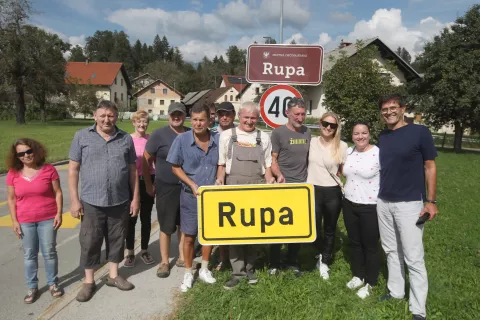 Na mesto odstranjenega rumenega prometnega znaka so pred dnevi postavili novo tablo za označitev Rupe. / Foto: Gorazd Kavčič