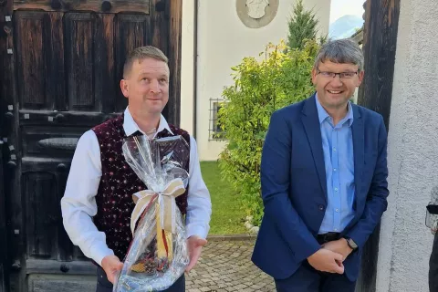 Železnikarski župan Marko Gasser z vo&scaron;čeno svečo in Soričan Matjaž Čemažar, sicer direktor Domela