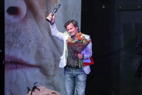 predstava Zadnji Hamlet v koprodukciji z Zavodom Bunker in podelitev nagrada Julija za najbolj&scaron;o igralsko stvaritev v sezoni 2022 2023 Pre&scaron;ernovo gledali&scaron;če Kranj na fotografiji dobitnik nagrade igralec Aljo&scaron;a Ternov&scaron;ek za vlogo Petra v predstavi Deževni dan v Gurlitschu / Foto: Tina Dokl