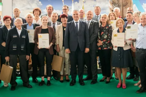 Prejemniki zadružnih priznanj skupaj s predsednikom zadružne zveze Borutom Florjančičem in predsednikom državnega sveta Markom Lotričem, ki je bil osrednji gost na slovesni podelitvi priznanj. / Foto: Sandi Fiser