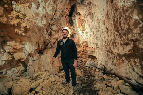 Tadej Kovačič, predsednik Jamarskega dru&scaron;tva Simon Zima Gorje, v Snežni jami / Foto: Tina Dokl