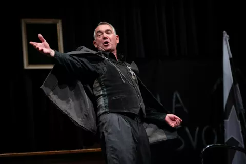 Matička za moško vlogo je prejel Matej Čujovič za vlogo Bukovca v predstavi Predstava Hamleta v vasi Spodnja Mrduša, Loški oder Škofja Loka. / Foto: Matej Maček