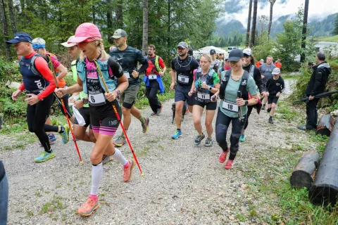 Kar 58 tekačev se je za dober namen požvižgalo na dežne kaplje in brez težav odteklo 15-kilometrsko traso Jezerskega. / Foto: Tina Dokl