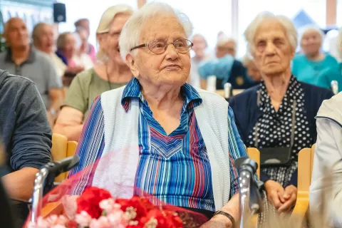 Slavljenki so v Domu sv. Martina ob prazniku pripravili slovesnost, na kateri so se ji pridružili sostanovalci in družina, vo&scaron;čil pa ji je tudi župan Bohinja Jože Sodja. / Foto: Nik Bertoncelj