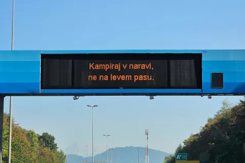 Ta napis je &raquo;krasil&laquo; avtocestne portale pred kratkim. / Foto: arhiv Darsa