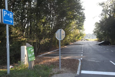 Parkiri&scaron;če P+R ob avtocestnem počivali&scaron;ču Voklo je namenjeno vsem, ki uporabljajo skupni zasebni prevoz na delovno mesto v druge kraje. / Foto: Gorazd Kavčič