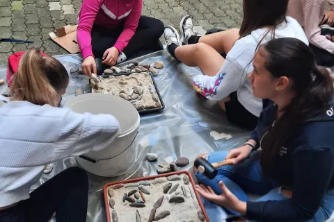 Učenke Osnovne &scaron;ole Ivana Groharja so ustvarjale prave umetnine. / Foto: Klara Mrak