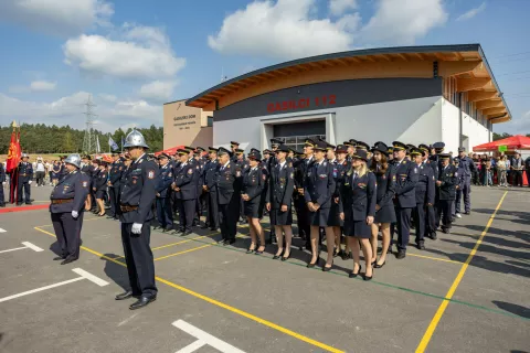 Na slovesnosti ob odprtju novega gasilskega doma v Zgornjih Pirničah so se zbrali številni gasilci. / Foto: Peter Košenina