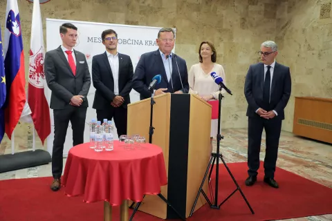 obisk ministrov v Kranju z leve Janez Černe podžupan MO KR, Matjaž Rakovec župan MO KR, Aleksander Jevšek minister brez resorja za razvoj in kohezijsko politiko, Tanja Fajon ministrica za zunanje zadeve, Matjaž Han minister za gospodarski razvoj in tehnologijo / Foto: Tina Dokl