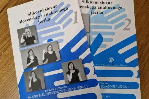 V pomoč pri učenju slovenskega znakovnega jezika nam je lahko tudi slikovni slovar slovenskega znakovnega jezika.  / Foto: Maja Bertoncelj