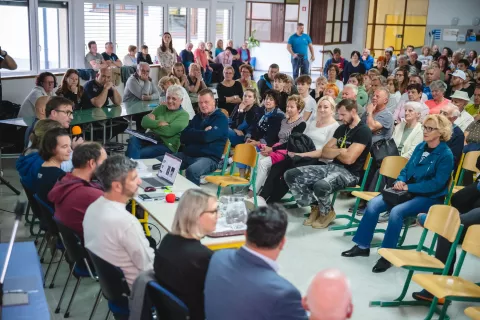 Srečanja se je udeležilo okrog dvesto krajanov, ki so povsem napolnili avlo osnovne šole. / Foto: Nik Bertoncelj