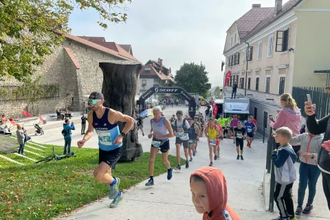 Tekači so se iz Škofje Loke podali na Lubnik in nazaj. Že od starta je bil v ospredju kasnejši zmagovalec Primož Piškur. / Foto: Maja Bertoncelj