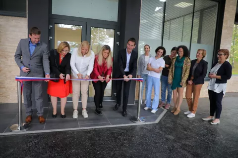 odprtje novi prostori CDZOM in Razvojna ambulanta s centrom za zgodnjo obravnavo Škofja loka na fotografiji z leve Marko Gasser župan Železnikov, Tina Teržan podžupanja, Lilijana Gantar Žura direktorica ZD KR, Marcela Krmelj vodja razvojne amb Škofja Loka, Matjaž Žura direktor OZG in ekipa razvojne ambulante / Foto: Tina Dokl