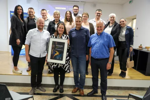 podelitev Gorenjska Gazela 2023 Kovačnica Kranj na fotografiji z leve ZVone Kuželj, Marko Kuželj, Tanja Kuželj in Tine Pikl z ekipo SAX KONSTRUKCIJE d.o.o. / Foto: Tina Dokl