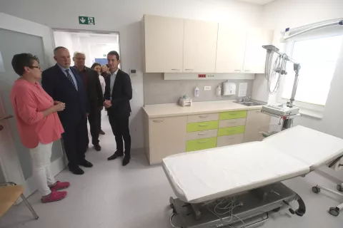 Nove prostore so si v spremstvu vodje Zdravstvenega doma Bohinj Selme Brence Černezel ogledali tudi župan Bohinja Jože Sodja, direktor OZG Matjaž Žura in državni sekretar na ministrstvu za zdravje Marjan Pintar. / Foto: Gorazd Kavčič