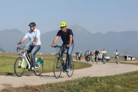 kolesarsko srečanje župan Tine Radinja &Scaron;kofja Loka in Matjaž Rakovec Kranj Sor&scaron;ko polje kolesarska povezava &Scaron;kofja Loka - Virma&scaron;e - Kranj kolesarska infrastruktura kolesarjenje pot / Foto: Gorazd Kavčič