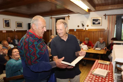 Jubilejno spominsko darilo za 80-letni življenjski jubilej je prejel Klavdij Mlekuš od predsednika zbora alpinistov Mikca Drašlerja / Foto: Arhiv Organizatorja