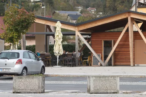 lokal tržnica Medvode poskus umora hladno orožje prepir policija napad nož pretep / Foto: Gorazd Kavčič