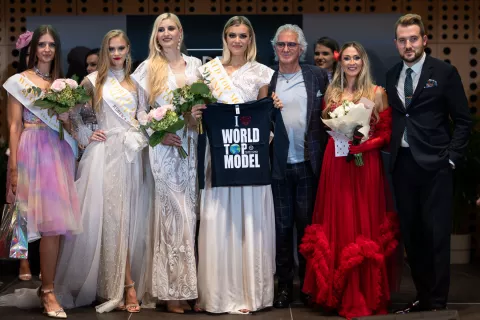 Na sliki iz leve: Nina Vinšek, Rebeka Predan, Anita Švajger, Valentina Vatovci, Fiore Tondi, Kaly Kolonič, Miha Murn / Foto: Arhiv Izbora (peter Hmelak)