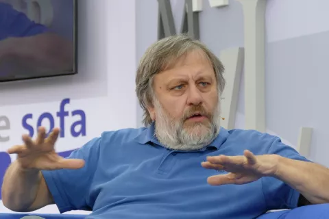 Filozof Slavoj Žižek (1949) v svojem značilnem pripovednem elementu. Tudi na letošnjem knjižnem sejmu v Frankfurtu je bil v vrhunski formi. / Foto: Wikipedija