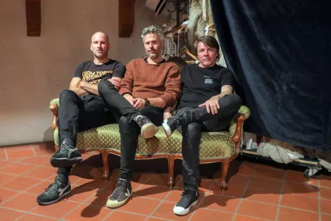 koncert Bordo Tomaž Štular in Khulschrank glasbeni projekt Simona Fugina avtorja ter basista kitarista Dejana Ostermana na fotografiji z leve Simon Fugina, Tomaž Štular in Dejan Osterman / Foto: Tina Dokl