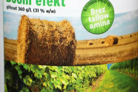 Boom efekt je eno bolj znanih fitofarmacevtskih sredstev, ki vsebujejo glifosat. / Foto: Cveto Zaplotnik