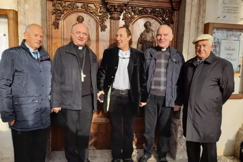 Od leve: Franc Hribar, predsednik župnijskega gospodarskega sveta, &scaron;kof dr. Franc &Scaron;u&scaron;tar, mizarski mojster Domen Ovsenik, &scaron;martinski župnik Bojan Likar in dolgoletni predsednik gospodarskega sveta Jože Javornik pred vhodnimi vrati &scaron;martinske cerkve / Foto: Jože Ko&scaron;njek