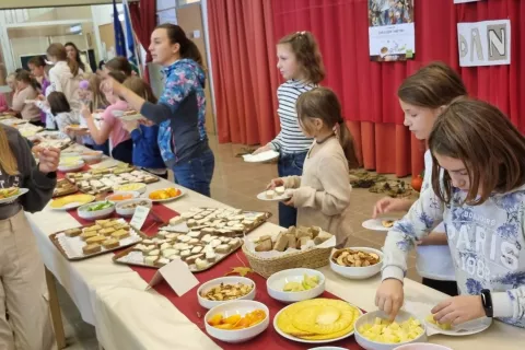 Tradicionalni slovenski zajtrk v Osnovni šoli Ivana Tavčarja Gorenja vas / Foto: Mateja Rant