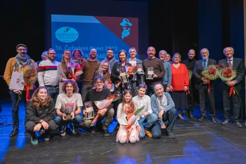 Nagrajenci 36. Čufarjevih dni skupaj s člani strokovnih žirij Jernejem Ga&scaron;perinom, Ale&scaron;em Janom in Iztokom Valičem na levi / Foto: Nik Bertoncelj