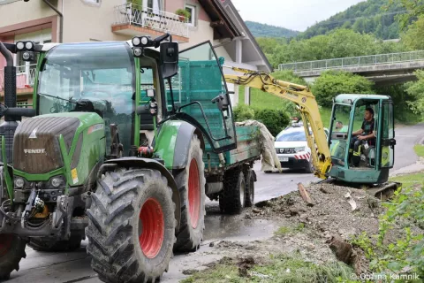 V Motniku so takoj po junijskem neurju začeli izvajati interventna dela (na fotografiji), na dokončno sanacijo pa &scaron;e čakajo. / Foto: arhiv GG/Občina Kamnik