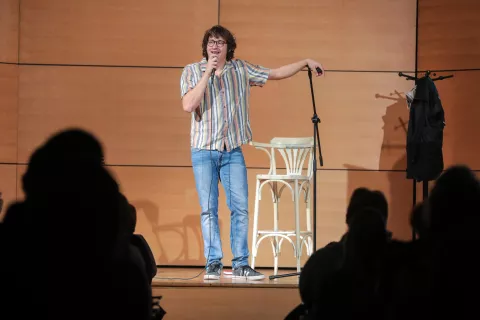 Rok Škrlep stand up komik predstava Recept za srečo Stražišče / Foto: Tina Dokl