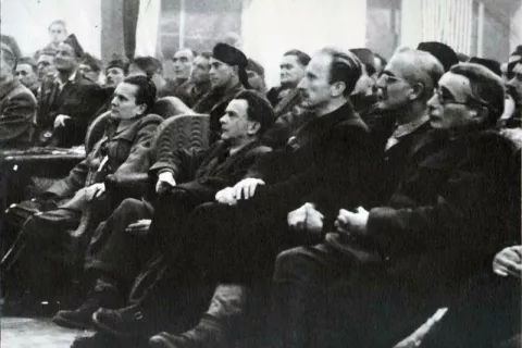 Tu se je Titova Jugoslavija rodila: na drugem zasedanju AVNOJ v Jajcu, 29. 11. 1943. Desno od Tita slovenska delegata Josip Vidmar in Edvard Kocbek. / Foto: Wikipedija