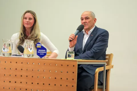 Dobro obiskan pogovorni večer v Sokolskem domu je vodila Zala Toma&scaron;ič, gost pa je bil predsednik SDS Janez Jan&scaron;a. / Foto: Tina Dokl