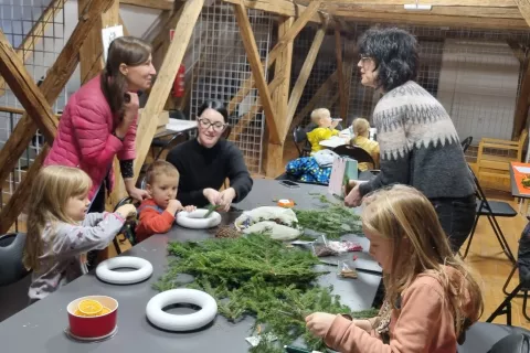Na delavnici v Gorenjskem muzeju so otroci izdelali adventne venčke. / Foto: Mateja Rant