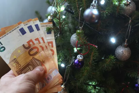 božičnica denar 13. plača konec leta čas za nakupe / Foto: Gorazd Kavčič
