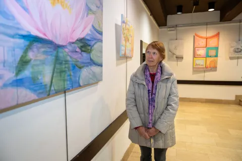 Leto&scaron;nji Straži&scaron;ki kulturni teden bogati tudi razstava slik Ande Perdan. / Foto: Primož Pičulin