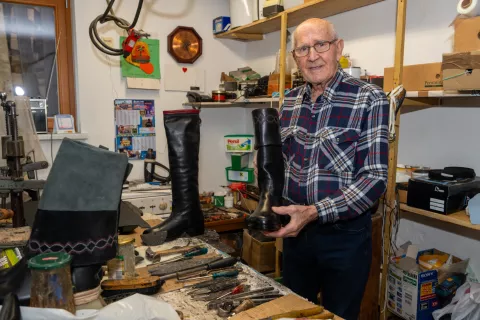 Čevljar Gregorij Pustovrh v Gorenji Vasi / Foto: Primož Pičulin
