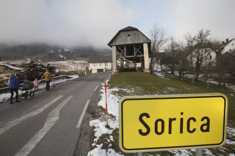 vas Sorica avtobus avtobusno postajališče ukinitev prenehanje vožnja tabla redna linija Arriva / Foto: Gorazd Kavčič