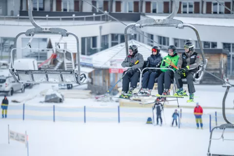 Progi Kekec in Mojca 2 v Kranjski Gori že vabita smučarje in deskarje, da se spustijo po snežnih strminah. / Foto: Nik Bertoncelj