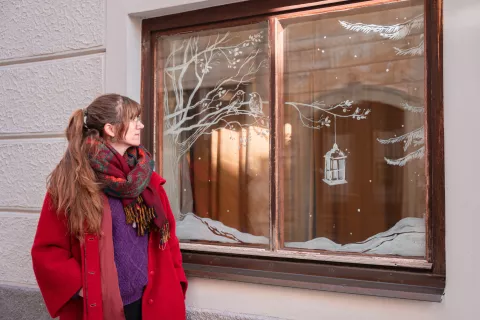 Meta &Scaron;olar ob enem od ročno poslikanih oken / Foto: Turizem in kultura Radovljica