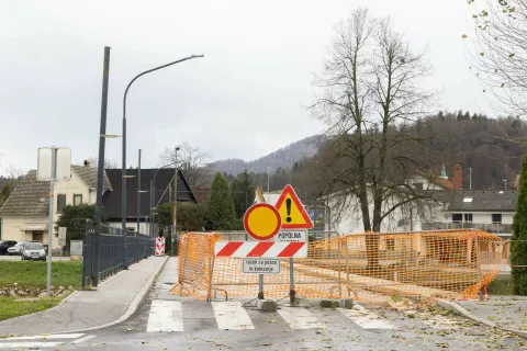 Občinski most na Cesti komandanta Staneta v Medvodah še naprej ostaja odprt samo za pešce in kolesarje. / Foto: Peter Košenina