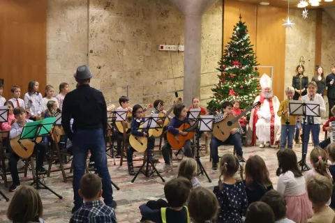 Najmlajše učence je obiskal tudi Miklavž. / Foto: Arhiv GŠ Kranj