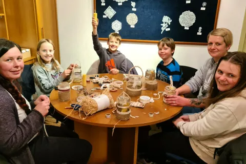 Ob predstavitvi likov je potekala še delavnica izdelovanja lučk z Nino Možina (levo). / Foto: Ana Šubic