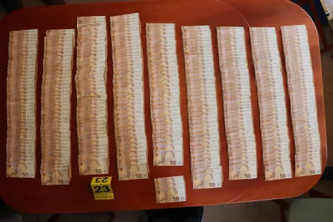 Pri osumljencih so v hi&scaron;nih preiskavah zasegli za 30 tisoč evrov gotovine. / Foto: Policija