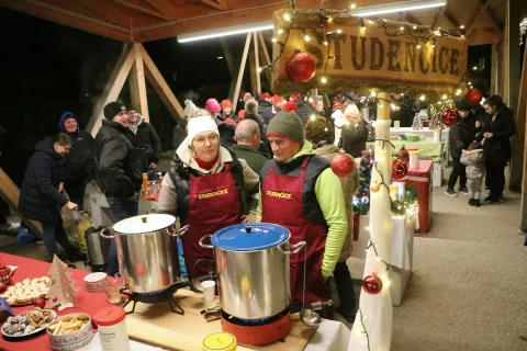 Na tekmovanju je tokrat sodelovalo deset ekip. Obiskovalci pa so bili na koncu tisti, ki so izbirali najboljši čaj in najboljše vino. / Foto: Alenka Brun