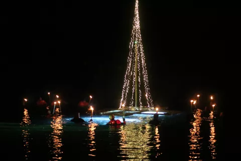 Osvetljeno božično drevo na jezeru Črnava / Foto: Alenka Brun